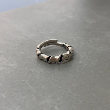 2609RG0840 /  Twisted wave band ring （Silver）
