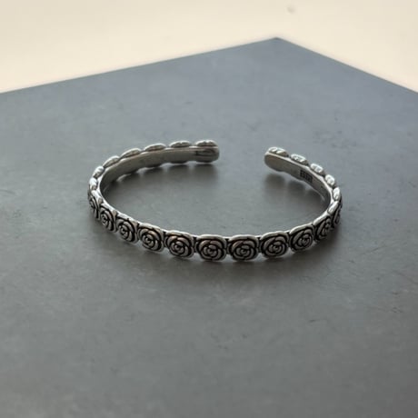 2607BR0144 / Rose Relief Bangle（Silver）