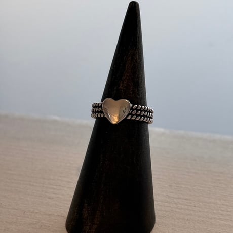 2608RG0828 / Triple line heart motif ring（Silver）