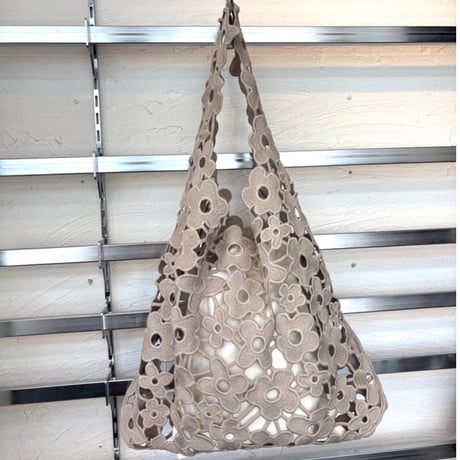 2608BG056(S)/ Flower Knit Bag（Greige）
