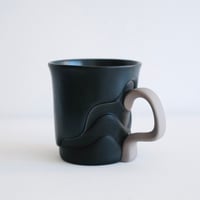 深見達希 layer mug [black]
