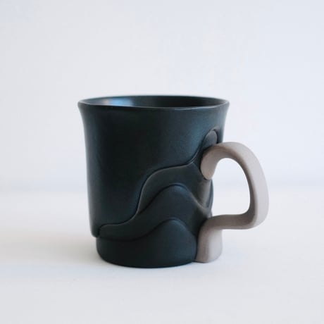深見達希 layer mug [black]