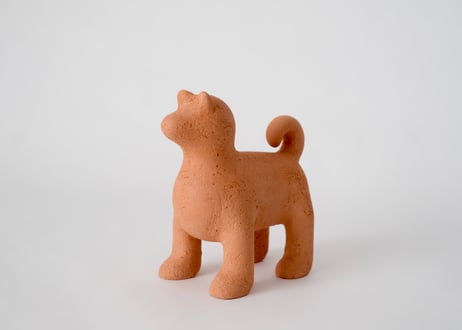 遠くをみつめる犬(大)　菊池俊治