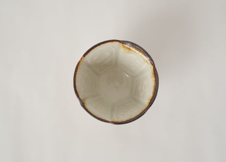 灰釉陽刻紋杯　鈴木まどか