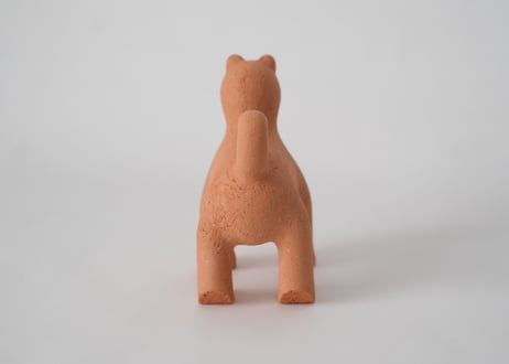 遠くをみつめる犬(大)　菊池俊治