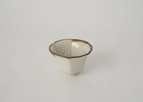 灰釉陽刻紋杯　鈴木まどか