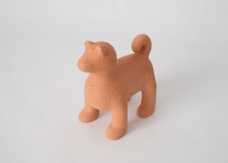 遠くをみつめる犬(大)　菊池俊治