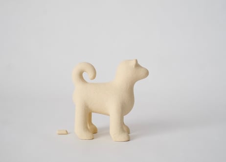 白い 遠くをみつめる犬(小)　菊池俊治