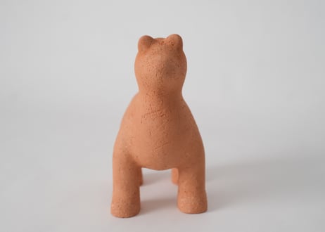 遠くをみつめる犬(大)　菊池俊治