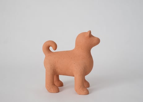 遠くをみつめる犬(大)　菊池俊治