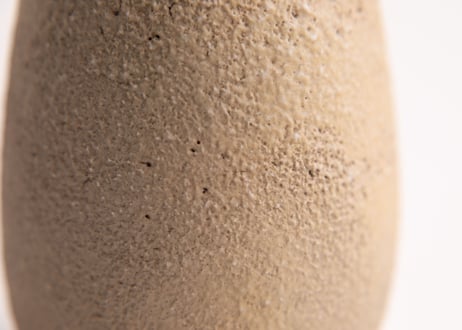 化粧燻花入　White Slip Smoke-Fired Flower Vase　R8-204