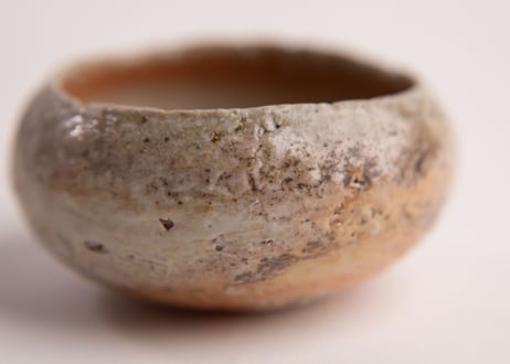 自然釉緋色ぐい呑 Natural ash-glazed sake cup with scarlet tones　TC-30