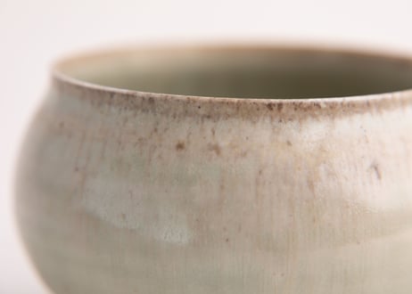 灰釉塩筍茶盌　Ash-Glazed Shioge Matcha Bowl R8-116