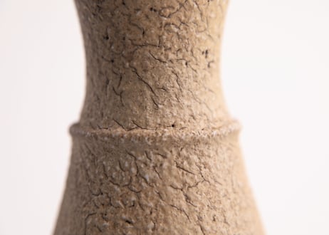 化粧燻花入　White Slip Smoke-Fired Flower Vase　R8-204