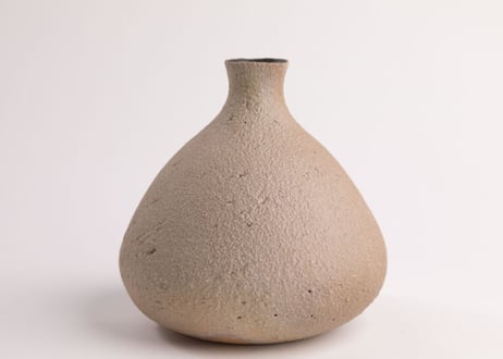 化粧燻花入　White Slip Smoke-Fired Flower Vase　R7-035