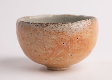 灰釉緋色茶盌　Ash-Glazed Scarlet Matcha Bowl　R8-102