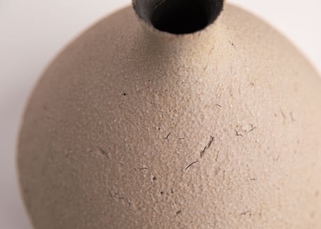 化粧燻花入　White Slip Smoke-Fired Flower Vase　R7-035