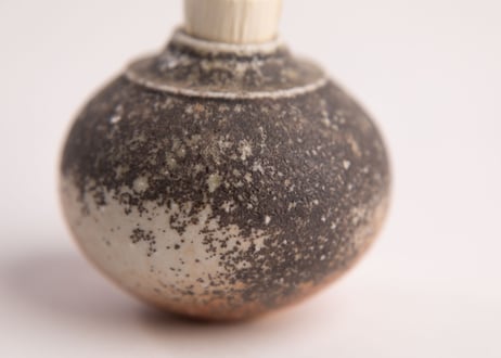 窯変緋色振出　Kiln-Transformed Scarlet Sweets Container (Furidashi)　R8-119