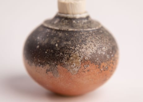 窯変緋色振出　Kiln-Transformed Scarlet Sweets Container (Furidashi)　R8-119