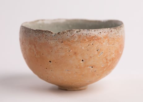 灰釉緋色茶盌　Ash-Glazed Scarlet Matcha Bowl　R8-102