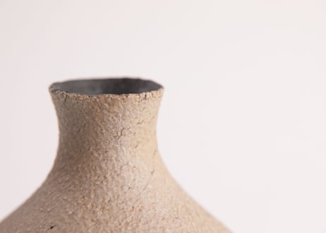 化粧燻花入　White Slip Smoke-Fired Flower Vase　R7-035