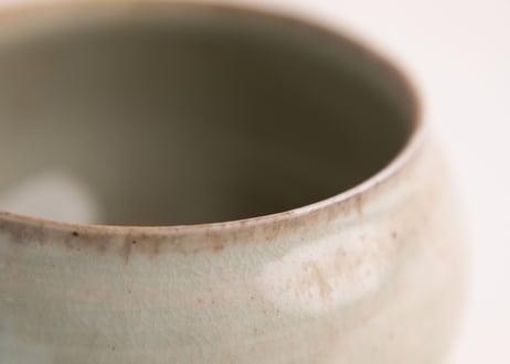 灰釉塩筍茶盌　Ash-Glazed Shioge Matcha Bowl R8-116