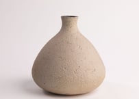 化粧燻花入　White Slip Smoke-Fired Flower Vase　R7-035