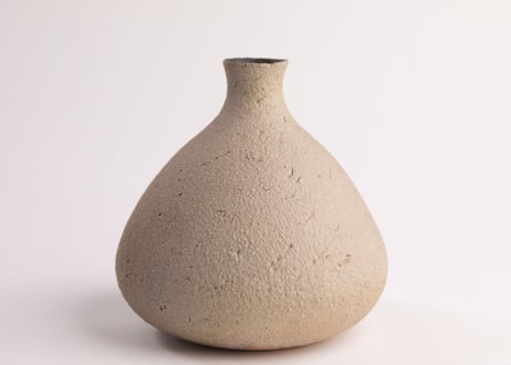 化粧燻花入　White Slip Smoke-Fired Flower Vase　R7-035