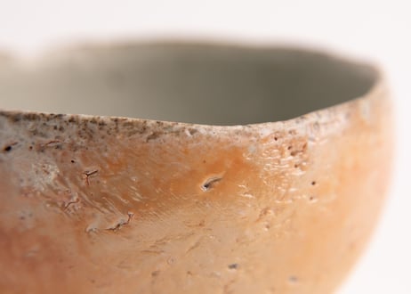 灰釉緋色茶盌　Ash-Glazed Scarlet Matcha Bowl　R8-102