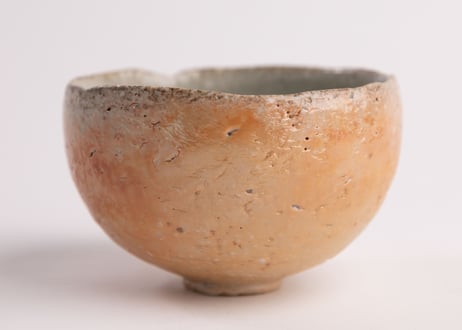 灰釉緋色茶盌　Ash-Glazed Scarlet Matcha Bowl　R8-102