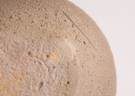 化粧燻花入　White Slip Smoke-Fired Flower Vase　R7-035