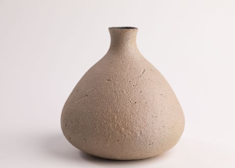 化粧燻花入　White Slip Smoke-Fired Flower Vase　R7-035