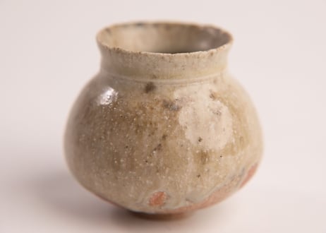 灰釉小壷　Small ash-glazed pot　R8-218