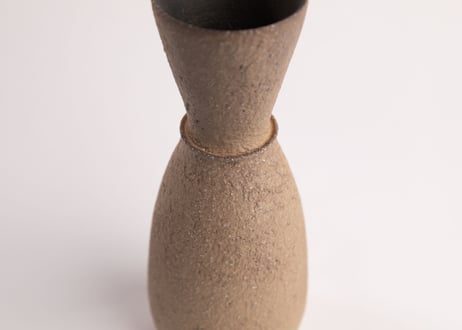 化粧燻花入　White Slip Smoke-Fired Flower Vase　R8-203