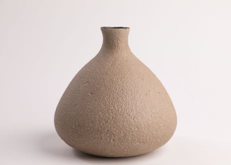 化粧燻花入　White Slip Smoke-Fired Flower Vase　R7-035