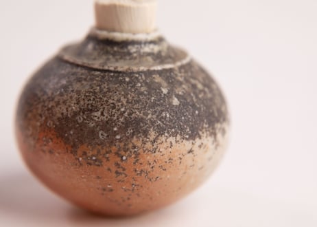 窯変緋色振出　Kiln-Transformed Scarlet Sweets Container (Furidashi)　R8-119
