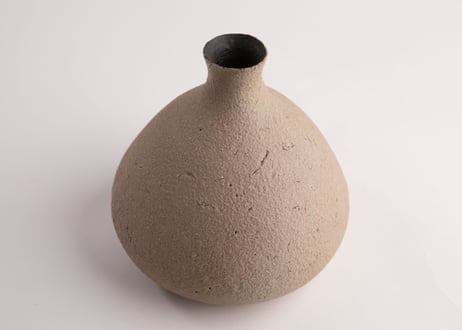 化粧燻花入　White Slip Smoke-Fired Flower Vase　R7-035