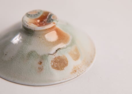 灰釉盃　Ash-glazed sake cup　R8-312