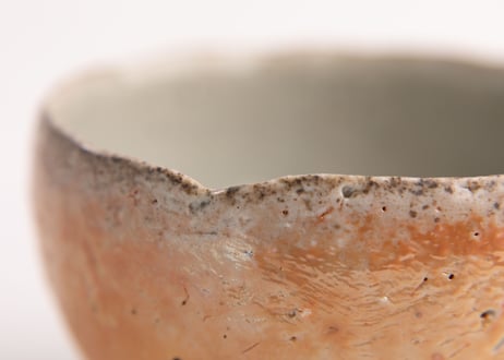 灰釉緋色茶盌　Ash-Glazed Scarlet Matcha Bowl　R8-102