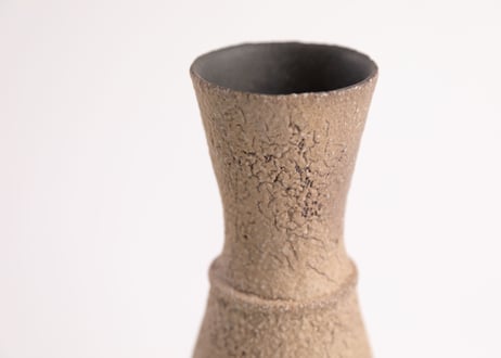 化粧燻花入　White Slip Smoke-Fired Flower Vase　R8-204