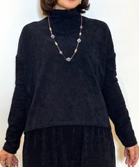 【B7／ベーセッツ】ストレッチベロア ハイネックプルオーバー