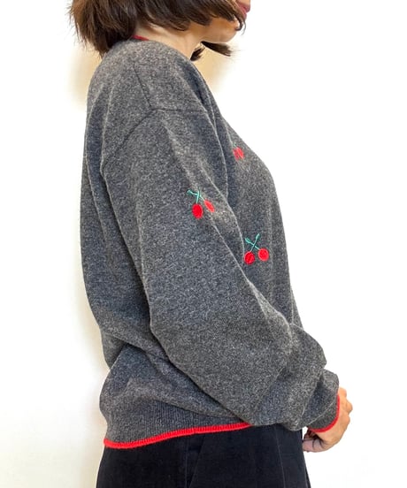 【PLUS PLUS／プラスプラス】チェリー刺繍カシミヤプルオーバー