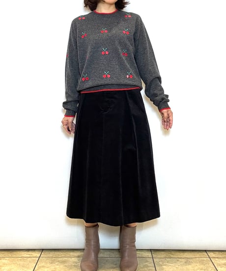 【PLUS PLUS／プラスプラス】チェリー刺繍カシミヤプルオーバー