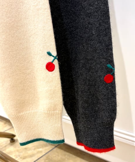 【PLUS PLUS／プラスプラス】チェリー刺繍カシミヤプルオーバー