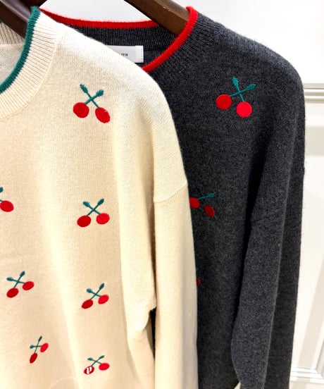 【PLUS PLUS／プラスプラス】チェリー刺繍カシミヤプルオーバー
