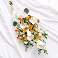 【生花に見える】/ カラーと胡蝶蘭 ウェディングブーケ 高級造花 オレンジ小花 クラッチブーケ ナチュラル 前撮り 海外挙式