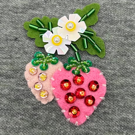 【ビーズ刺繍キット】イチゴのブローチキット