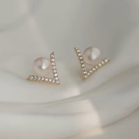 V stone pearl pierce