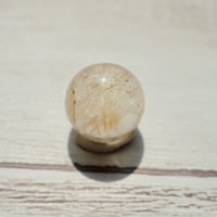 ［丸玉］［一点もの］ヴィーナスヘアルチルクォーツ　〜光をやさしく束ねる金の糸〜【前向きな一歩を応援】約15mm