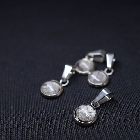 ［ペンダント］【再入荷】アルタイ隕石　銀色に浮かぶ細かな模様　7.8mm　トップのみ